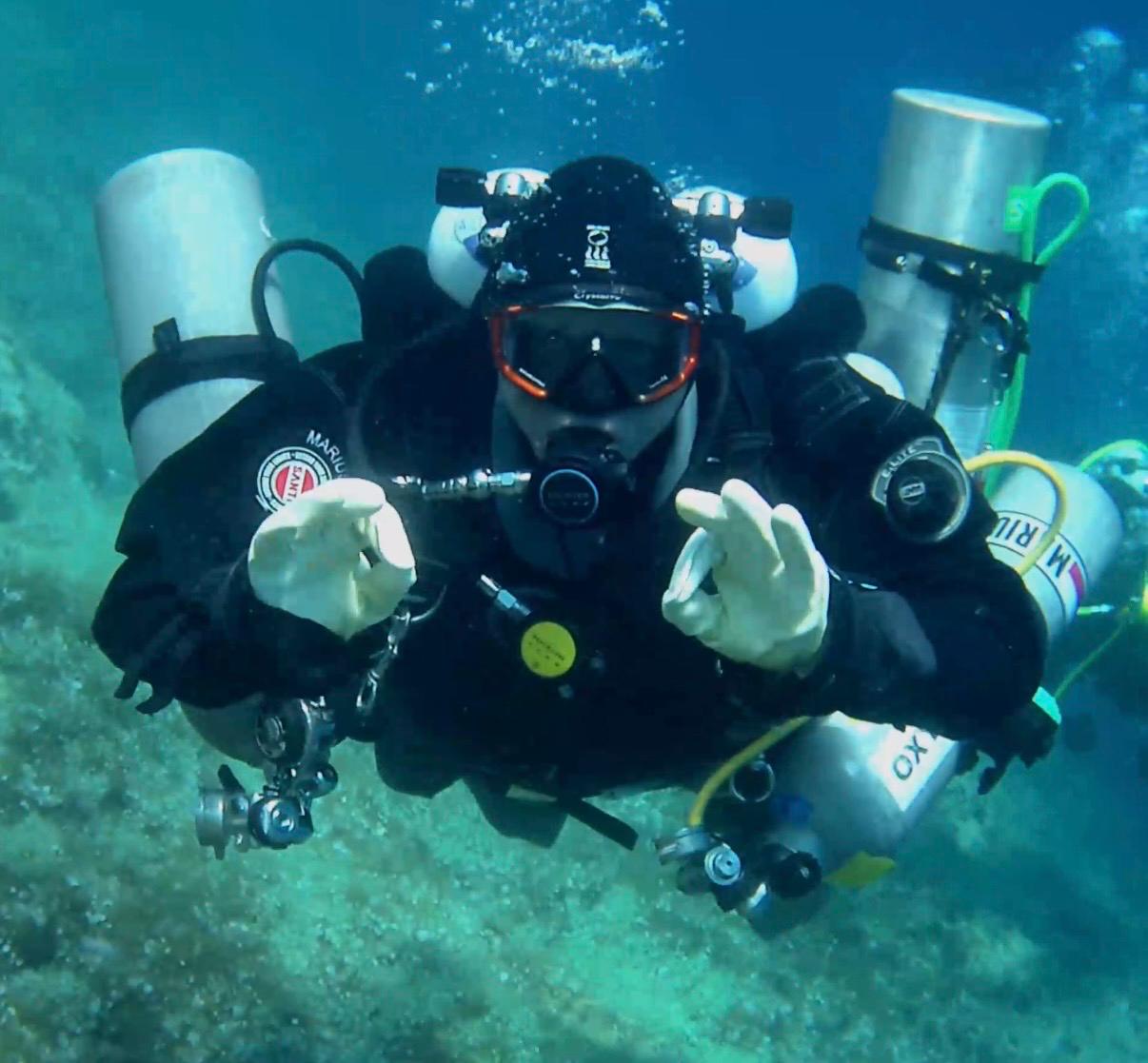 Mariusz Ciupa in a technical configuration giving the OK sign with both hands, off Vis in Croatia